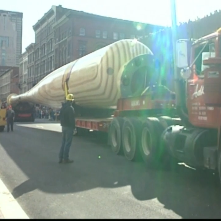 Flashback to 1995 when the Louisville Slugger Museum's bat was installed